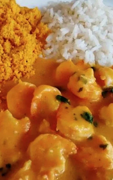 Camarão ao molho acompanhado de arroz e farofa