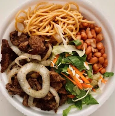 Carne acebolada com macarrão, feijão e salada