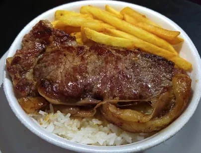 Carne grelhada com cebola, arroz e batata frita