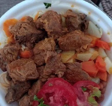 Carne em cubos com legumes, feijão e salada