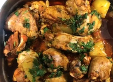 Frango ao molho com batatas e ervas