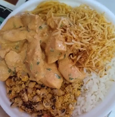 Frango cremoso com arroz, farofa e batata palha
