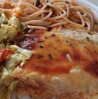 Lasanha com macarrão e salada