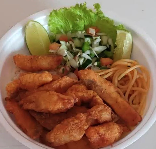 Peixe empanado com salada e macarrão